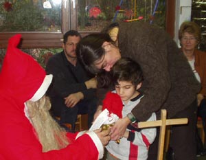 Der Nikolaus beschenkt die Kinder